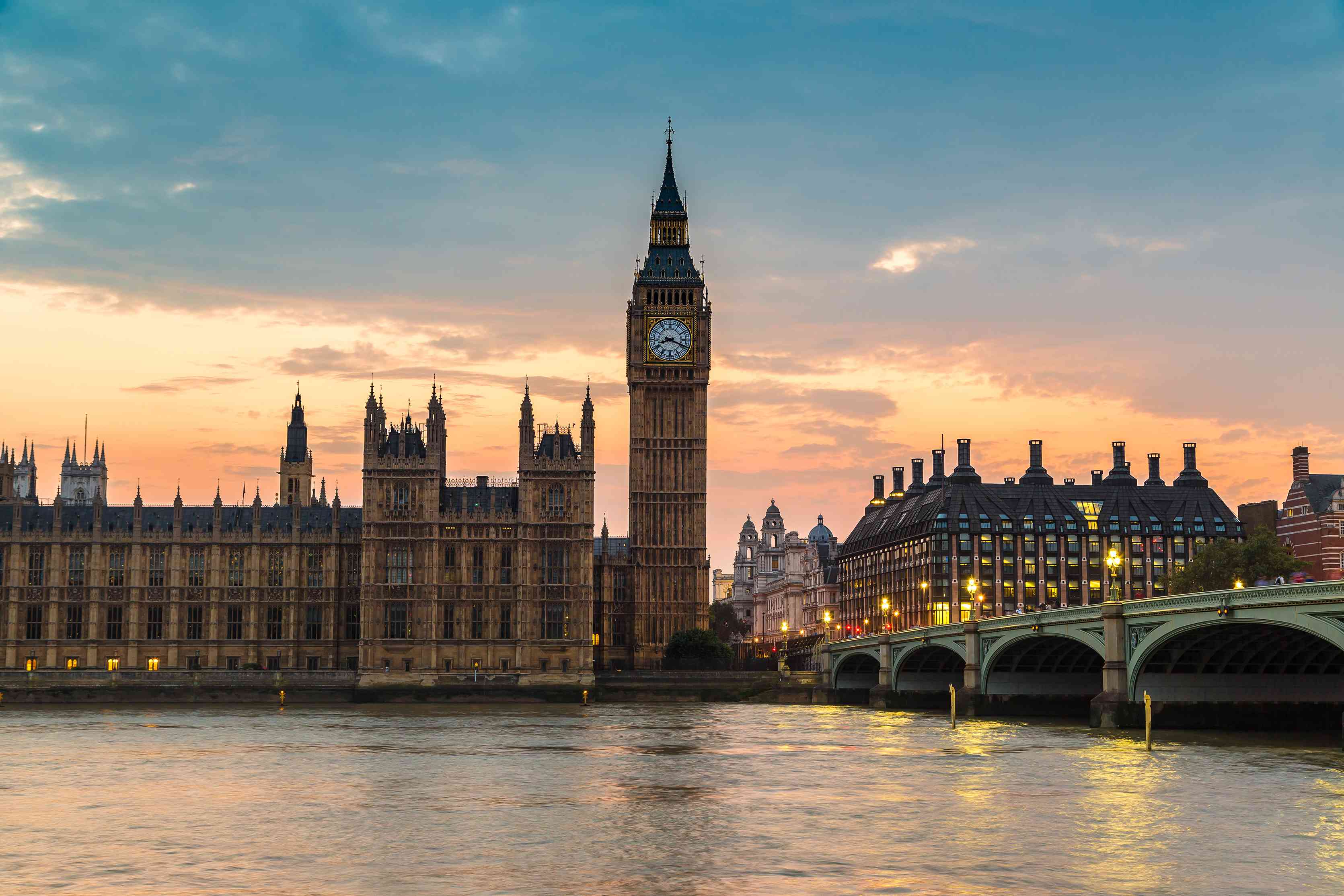 去英國留學，到底應該優(yōu)先看綜排還是專排？