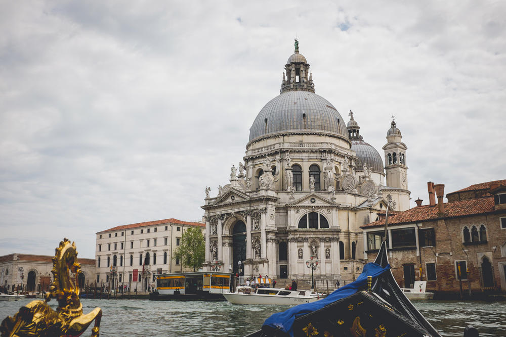 美、英、加、港、新本科留學費用全解析